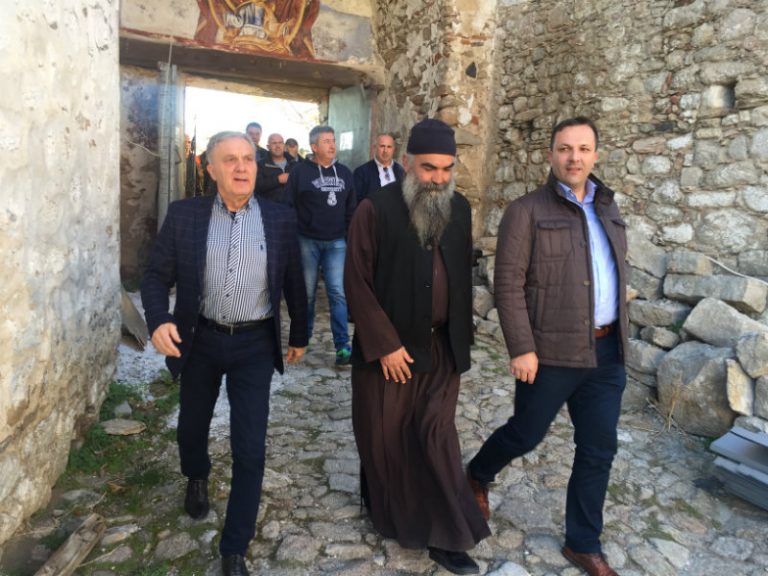 Градоначалникот Јованоски со владини претставници извршија увид во изградбата на опожарените конаци на Трескавец