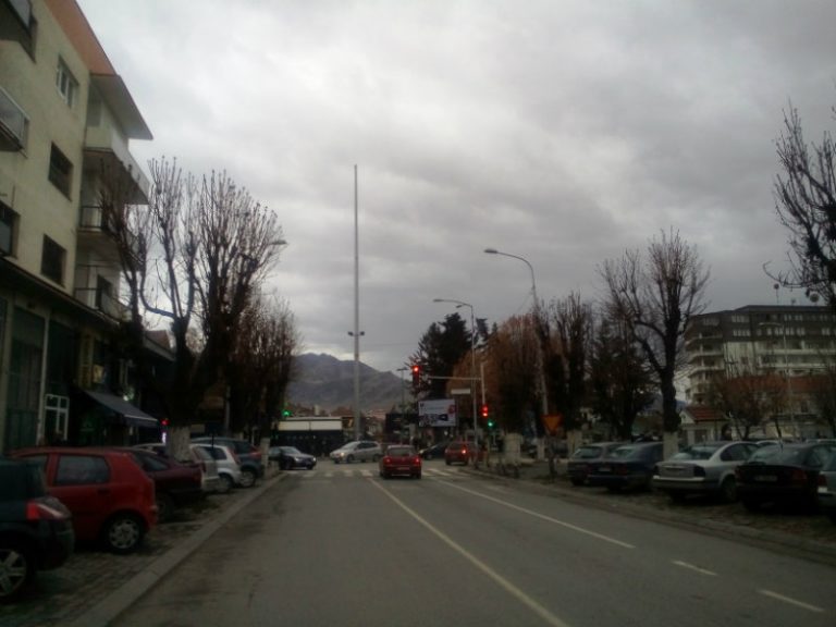 Оштетеното државно знаме на јарболот во центарот на Прилеп ќе биде заменето со ново