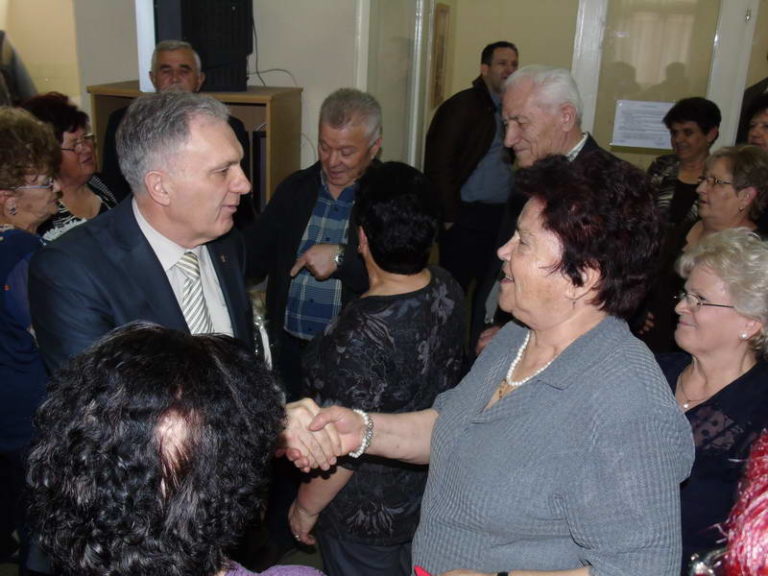 Весела дружба на пензионерките од „Рид“ и домот „Спиро Забрчанец“ во пресрет на „8-ми Март“