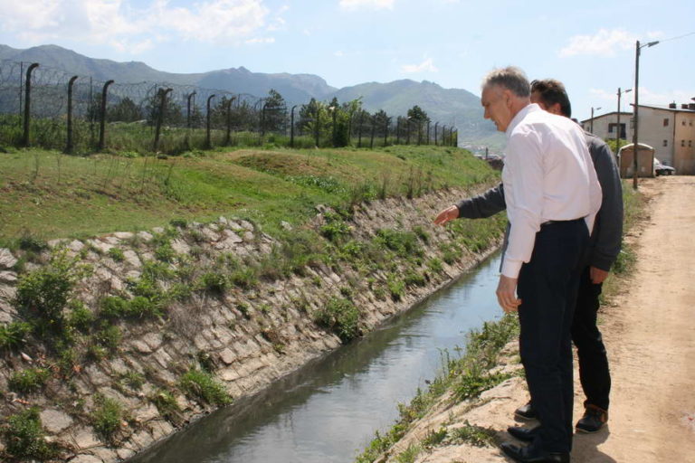 Се чисти каналот од Дабничка река
