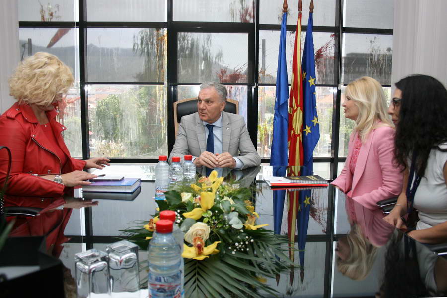 Градоначалникот Илија Јованоски оствари средба со трите најуспешни прилепски менаџерки