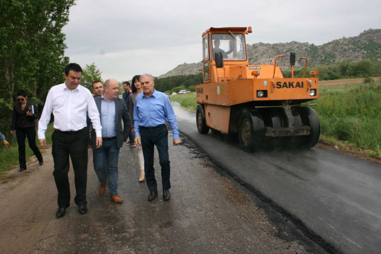 Министерот Сугарески и градоначалникот Јованоски извршија увид врз реконструкцијата на патот Прилеп-Прилепско езеро