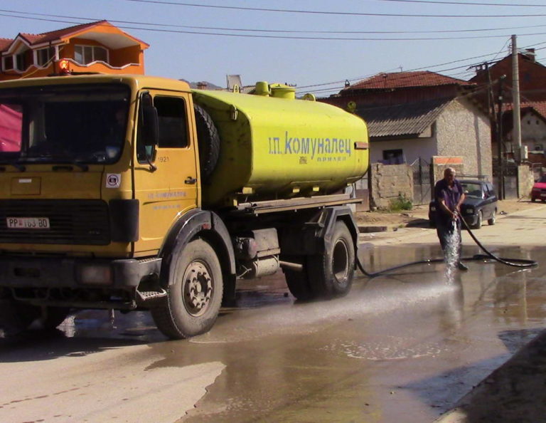 Екипи од ЈКП „Комуналец“ го расчистуваат теренот по дождовите