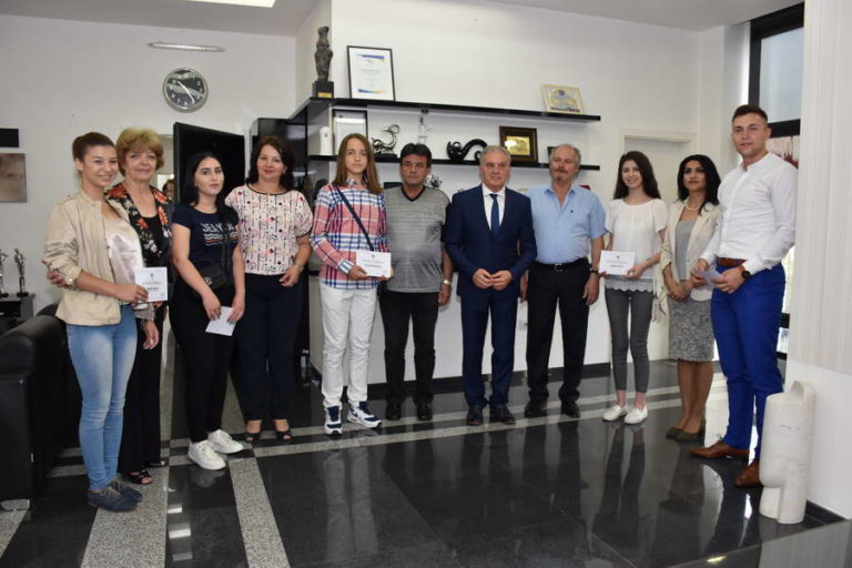 Градоначалникот Јованоски парично ги награди најдобрите матуранти