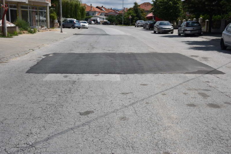 Се асфалтираат и рехабилитираат повеќе улици во градот