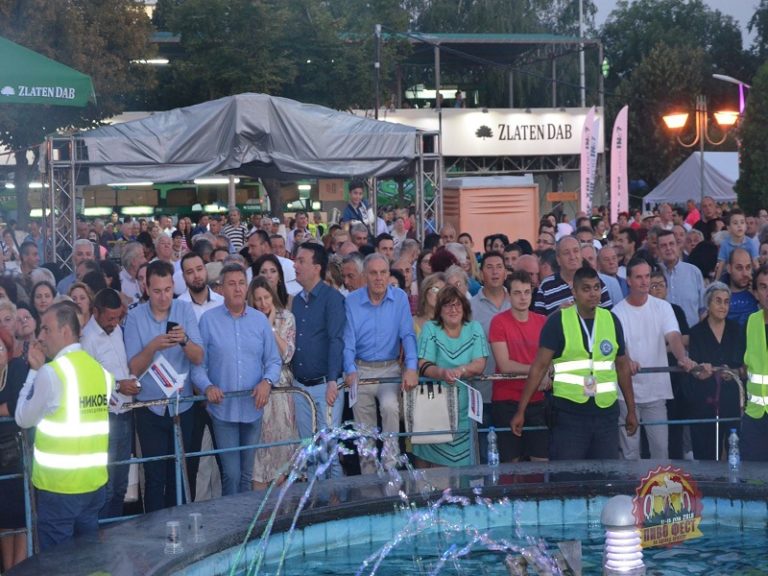 Граѓаните на Прилеп излегоа и го прославија историскиот успех на Македонија на пат во НАТО и ЕУ