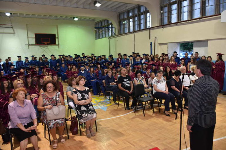 Матурантите од Гимназијата „Мирче Ацев“ ги добија своите дипломи