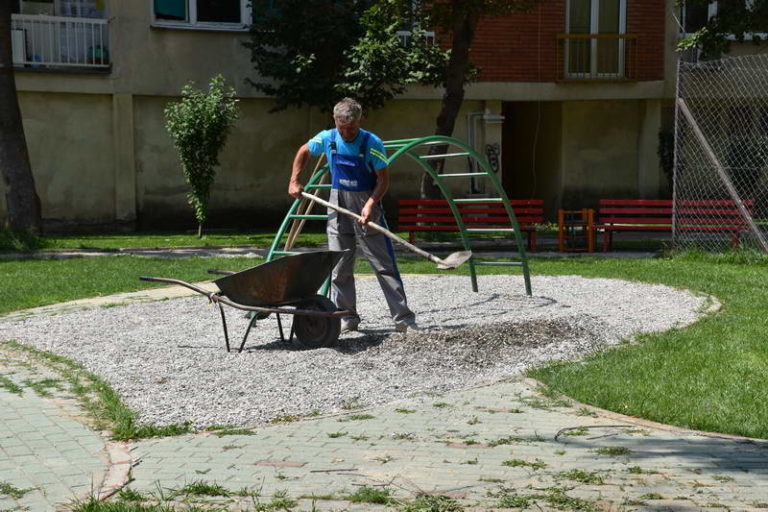 Уредување на парковските површини во населбата „Димо Наредникот„