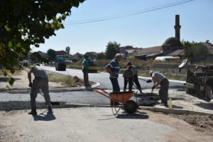 Градежната офанзива во Прилеп продолжува со асфалтирање и тампонирање на многу сообраќајници
