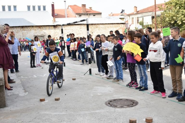 Преку проект за мултиетничка интеграција, училиштата „Кочо Рацин“ од Прилеп и „Никола Карев“ од Крушево ја одбележаа „Неделата на детето“