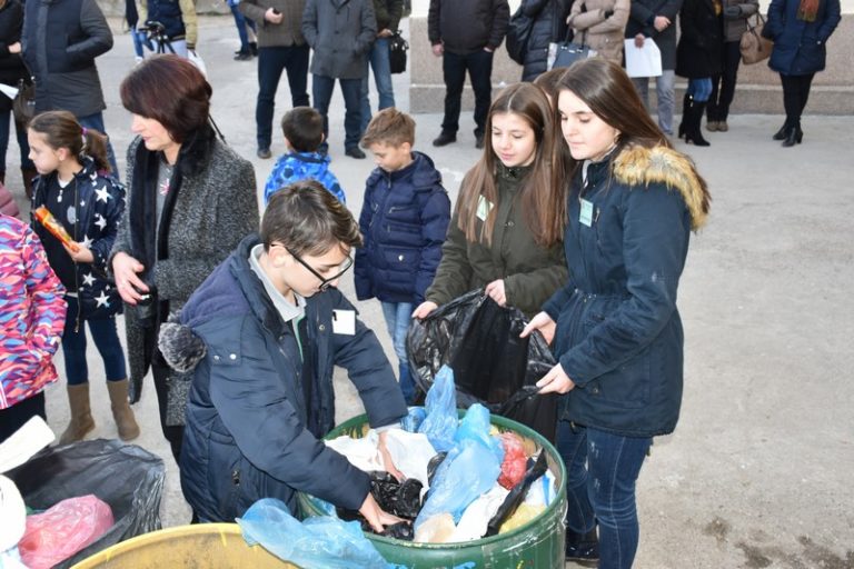 Учениците од ООУ „Кочо Рацин“ учесници во еколошка кампања