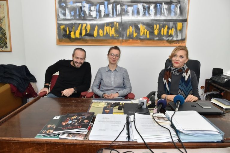 „Љубовни пози на историјата“ по текст на Стефановски,режија на Поплавска, и изведба на „Војдан Чернодрински“ освои три награди