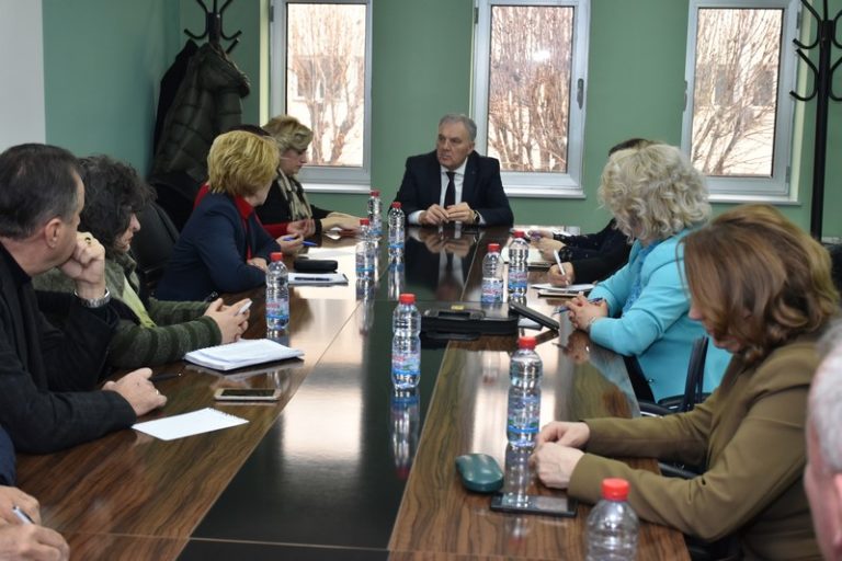 Работен состанок на градоначалникот Јованоски со директорите на основните училишта