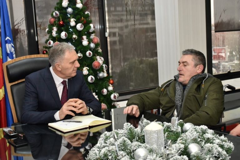 Поради неисправен лифт во станбена зграда, Свеќанцоски речиси половина година е “заробен“ на 5-ти кат