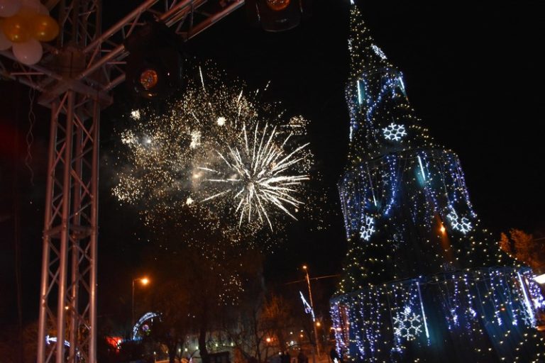 Во Прилеп, новогодишна журка со најубави желби за сите граѓани