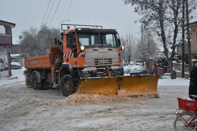 Прилеп успешно се справува со снежните врнежи