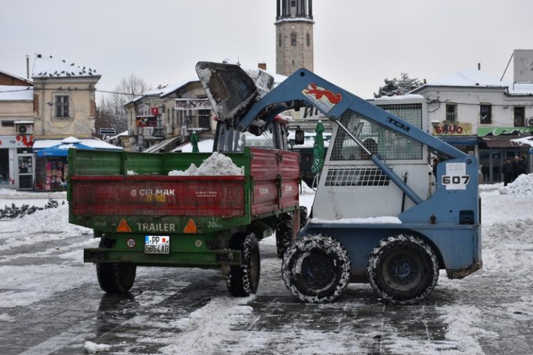 Главните сообраќајници во општината комплетно исчистени од снег, се чистат потесните улици и патот за Мариово