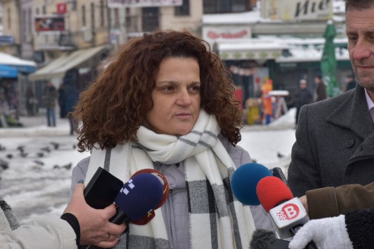 Работниците на ЈКП „Комуналец“ продолжуваат со расчистување на снегот и за време на викендот