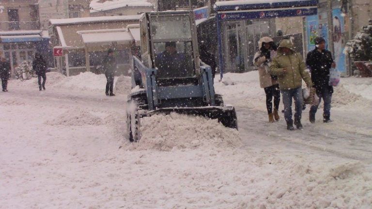 И покрај континуираните врнежи од снег, вработените во ЈКП „Комуналец“ успешно се справуваат со временските неприлики
