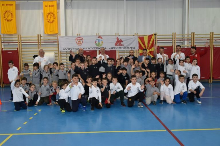 Ученици од прилепските основни училишта, дел од проектот „Фудбалски зимски радости“