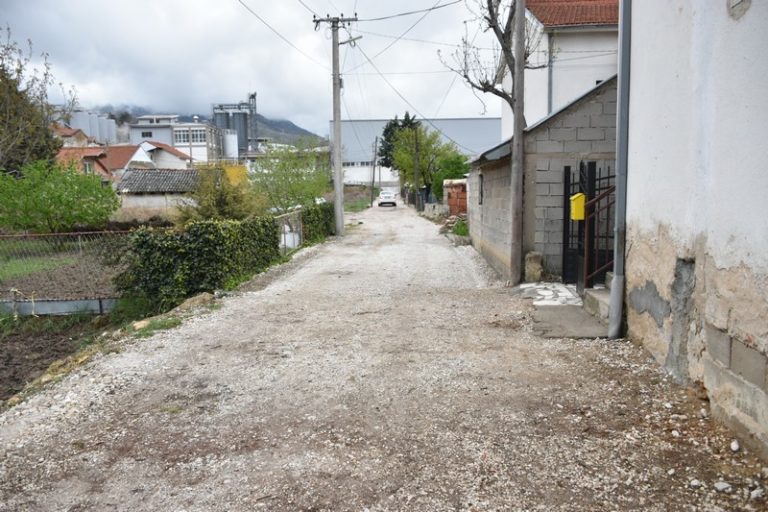 Тампонирана улицата „Цане Кузманоски“ во населбата „Чачорица“