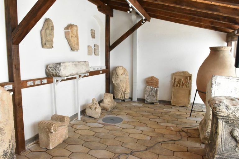 Повеќе од 100 експонати изложени во новоотворениот Лапидариум на НУ Завод и музеј – Прилеп