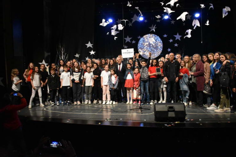 Музичкиот перформанс „Непокорни“ од ООУ „Климент Охридски“ најдобар на ревијалните училишни смотри