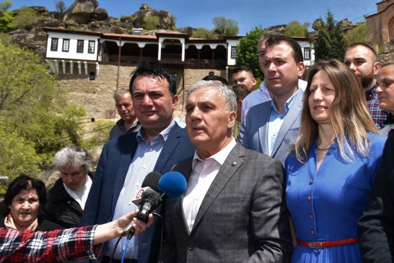 Жителите на прилепската населба Варош и градоначалникот Јованоски, заедно го одбележаа Голем Петок