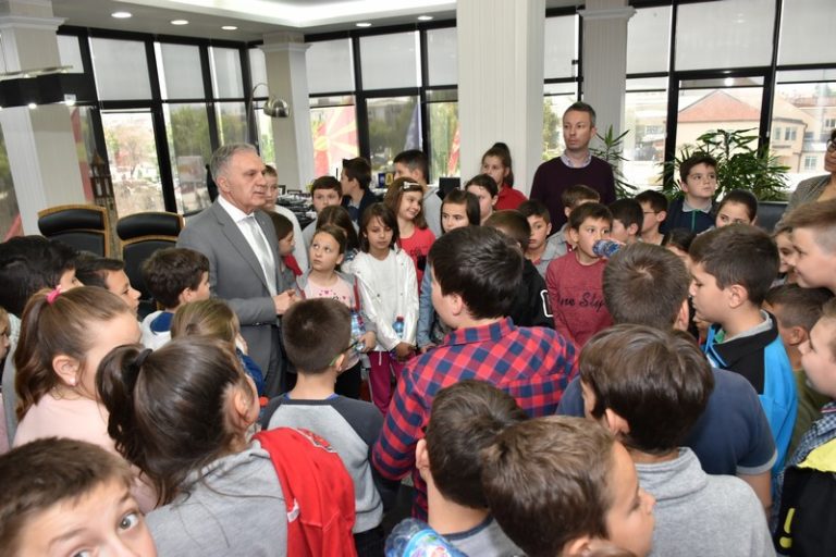 Четвртоодделенците од ООУ „Кире Гаврилоски – Јане“  во посета на Општина Прилеп