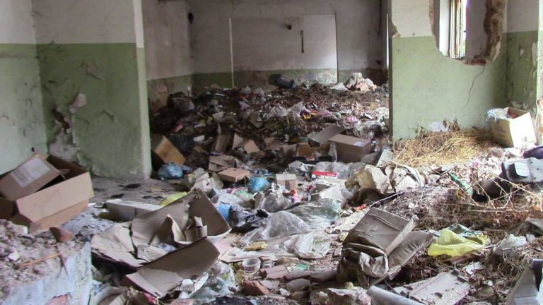 Исчистено ѓубрето од напуштениот објект во непосредна близина на прилепскиот Дневен центар за лица со церебрална парализа