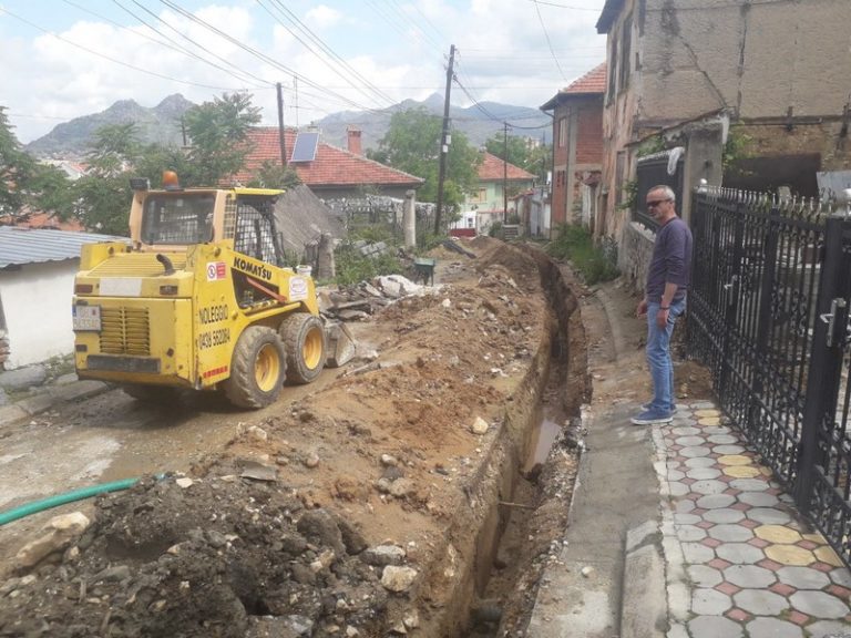 ЈКП “ВОДОВОД И КАНАЛИЗАЦИЈА”- ПРИЛЕП ЈА ДОВЕДУВА ПРИ КРАЈ РЕКОНСТРУКЦИЈАТА НА ВОДОВОДНИТЕ ЛИНИИ НА ТРИ УЛИЦИ.