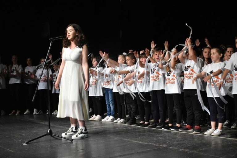 Со  претставата „Црвенкапа“  на велешкиот театар започна првиот детски фестивал „Силјан Штркот“