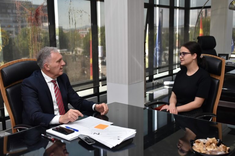 Стефанија Стефаноска, режисерка и граѓанска активистка, на средба со градоначалникот Јованоски