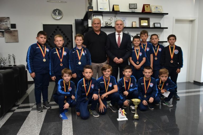 Шампионската екипа на ФК „Прилеп“ во пионерска конкуренција, на средба со градоначалникот Јованоски