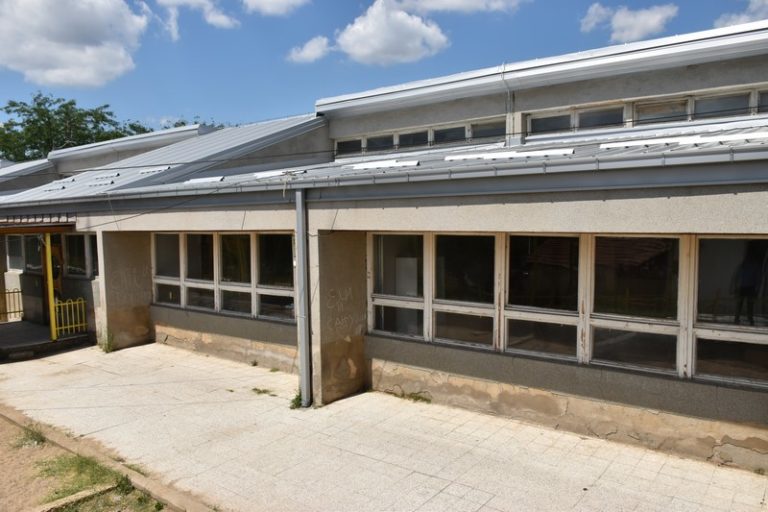 Целосно реконструиран покривот на детската градинка „Тризла“