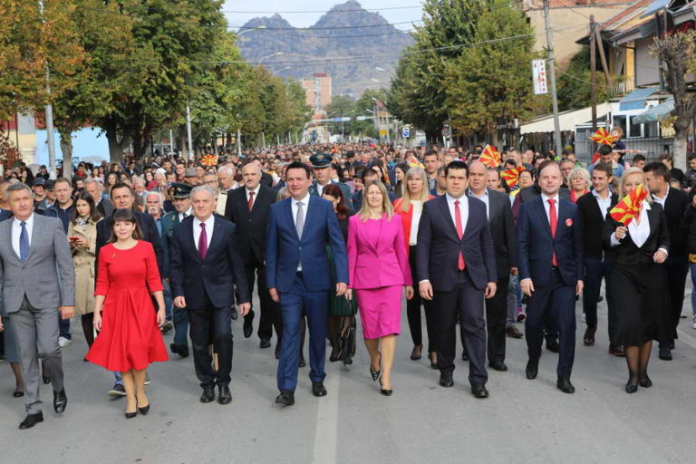 Со импозантен граѓански марш, Прилеп го одбележа Денот на народното востание