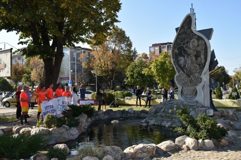 На патот од Нова Градишка до Крушево, ултрамаратонците се поклонија пред спомен-обележјето на Тоше во Прилеп