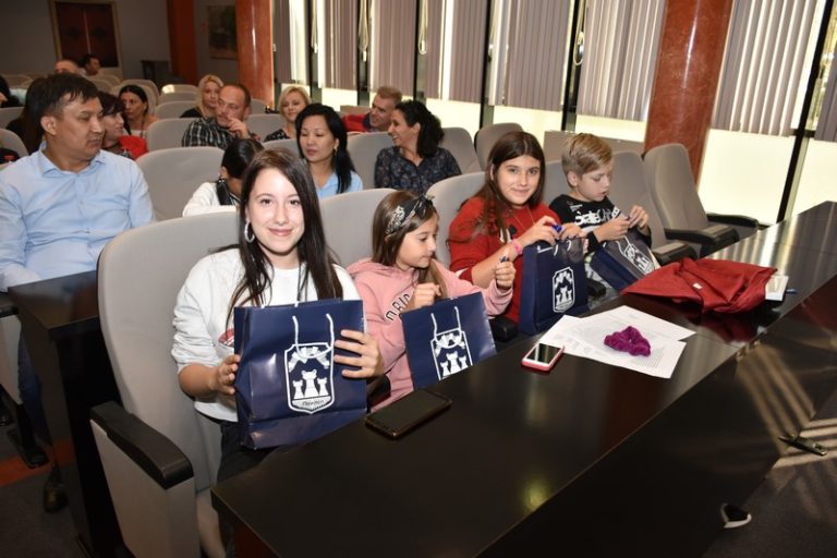 Учесниците на меѓународниот детски музички фестивал „Ѕвездички“, гости во Општина Прилеп