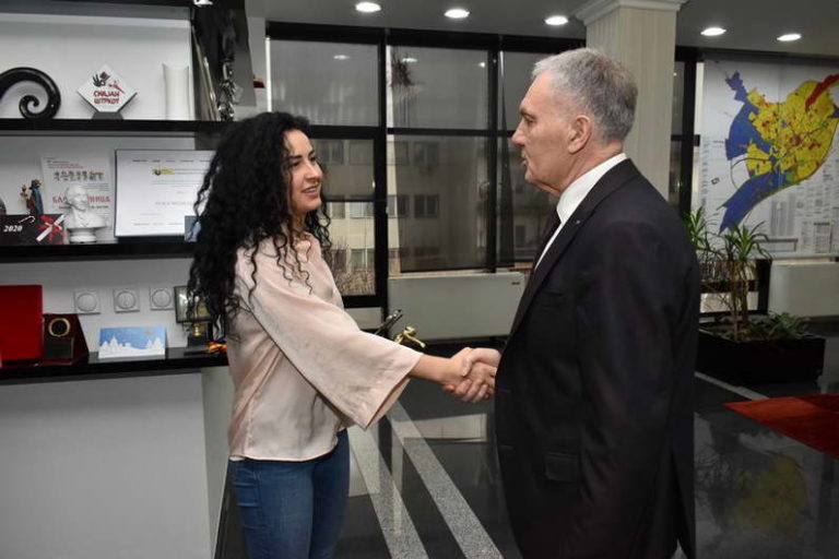 Најдобрата македонска спортистка, прилепчанката Пуликсенија Јованоска, на средба со градоначалникот Јованоски