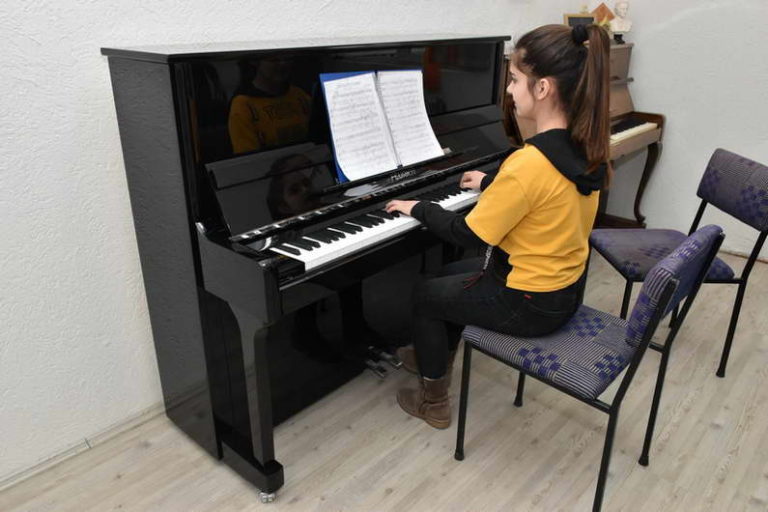 После 16 години, основното музичко училиште од Прилеп набави ново пијанино