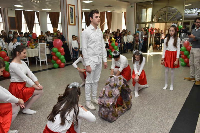 Одржан традиционалниот „Божиќен ручек“ за 500 деца од целата држава