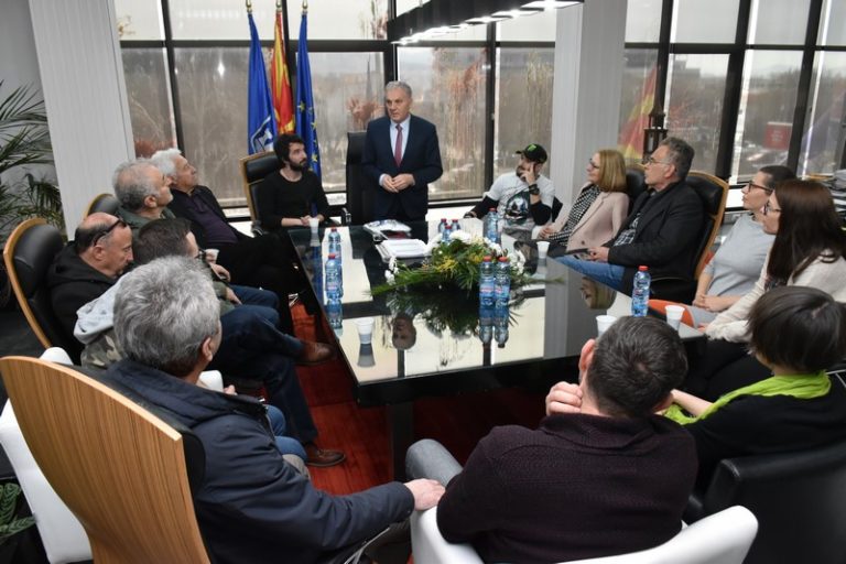 Во чест на седумдеценискиот јубилеј, градоначалникот Јованоски на средба со актерите од театарот „Војдан Чернодрински“