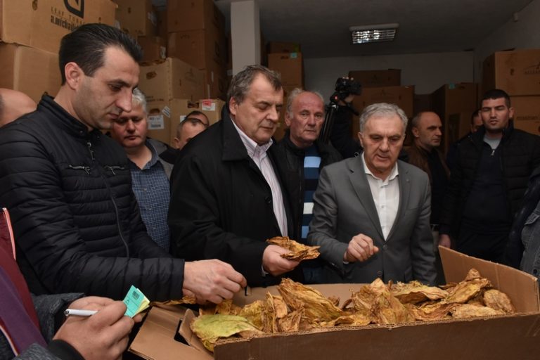 Зоран Шапуриќ во посета на прилепскиот регион: Земјоделските инспектори се постојано на терен во надзор на откупот на тутун