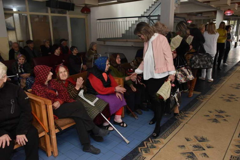 Цвеќе за штитеничките од домот за стари лица „Киро Крстески-Платник“ во пресрет на 8.Март