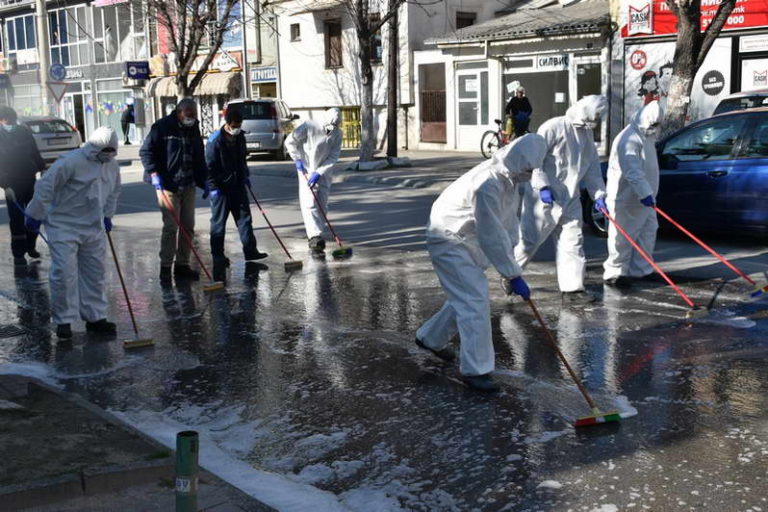 Јавните комунални претпријатија од Прилеп интензивно ги чистат и дезинфицираат улиците и јавните површини