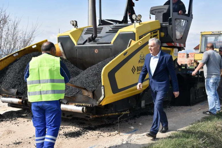 Привршува асфалтирањето на улиците во населеното место Големо Коњари