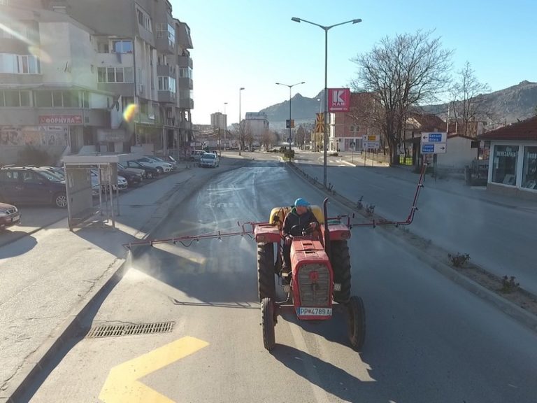Општина Прилеп успешно ја спроведе акцијата за дезинфикација на улиците во градот