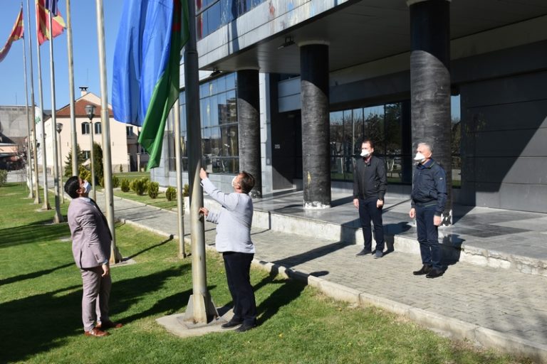 По повод 8.Април, кренато знамето на Ромите и поделени 330 пакети со прехранбени производи