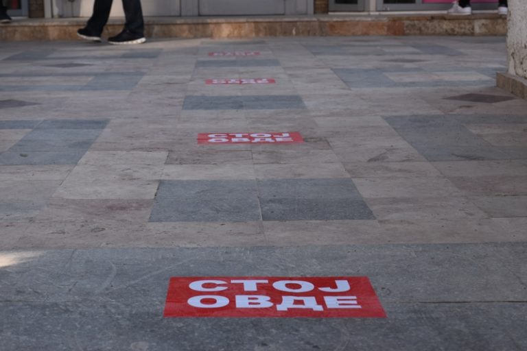 „Стој овде“ – пред банките и маркетите поставени налепници за одржување на потребното растојание