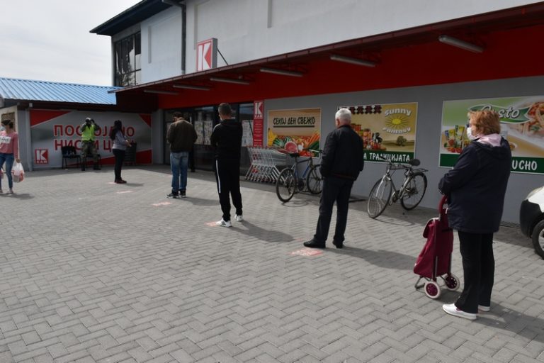 Пред почетокот на 85 часовната забрана за движење, граѓаните во најголем дел ги почитуваа мерките за заштита од пандемијата